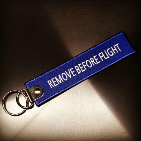 Брелок Remove Before Flight синий