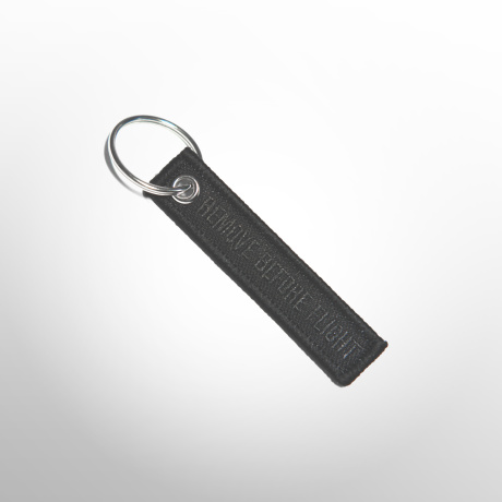 Микро брелок Remove Before Flight с чёрной надписью
