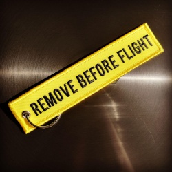 Брелок Remove Before Flight жёлтый