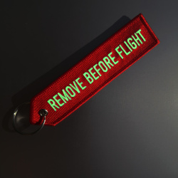 Брелок-стрела Remove Before Flight светится в темноте