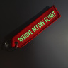 Брелок-стрела Remove Before Flight светится в темноте