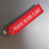 Брелок-стрела Remove Before Flight светится в темноте